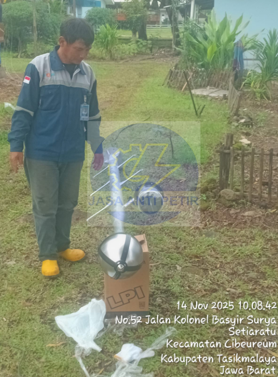 pemasangan penangkal petir bandara udara wiradinata tni au
